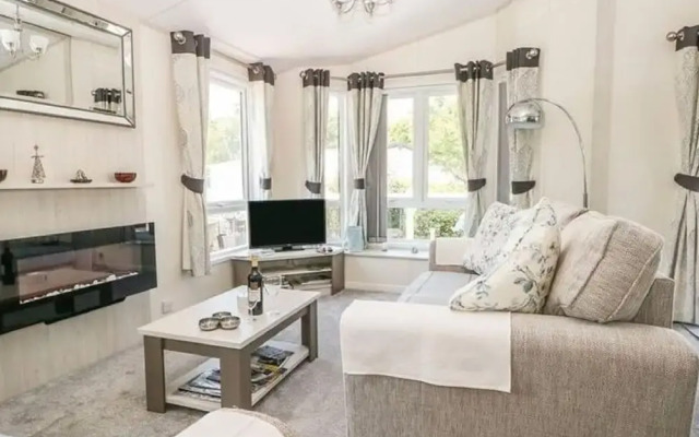 Lavish Holiday Home in Saint Leonards With Swimming Pool