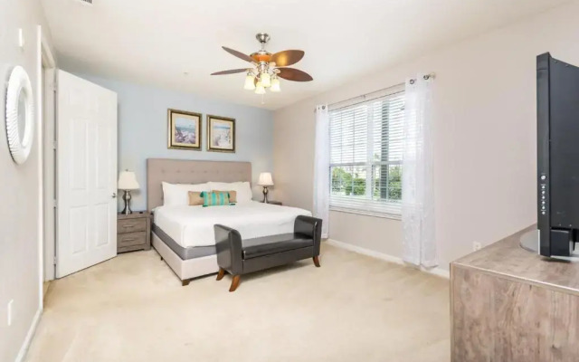 Spacious Vista Cay Condo, Near Universal!