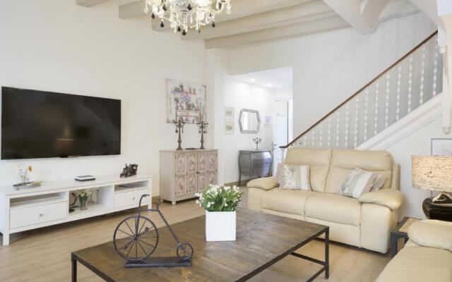 Sitges Spaces Beach House-4 bedrooms, 3 Bathrooms, Large Terrace, Jacuzzi, Center-Beach