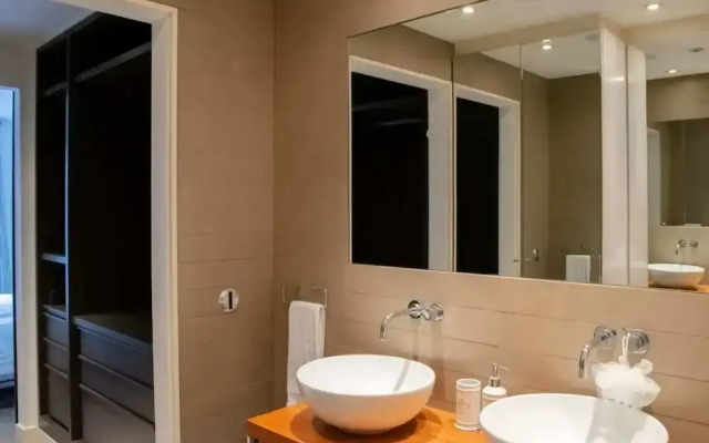 New Modern Large 2 Bed