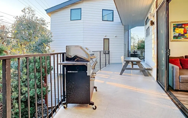 2nd Story Masterpiece In Venice Beach 4 Bedroom Home by RedAwning