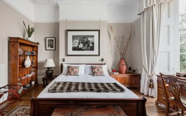 Grand Victorian Apartment in Sought-after Clifton