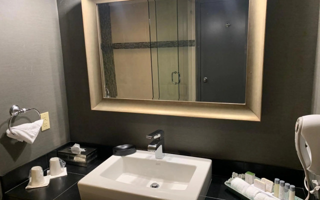 Lonsdale Quay Hotel