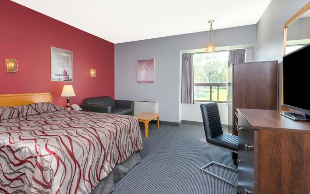 Super 8 Mt Hope Hamilton Intl Arpt ON