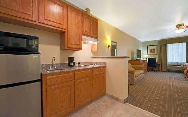 Super 8 By Wyndham Austin/Airport North