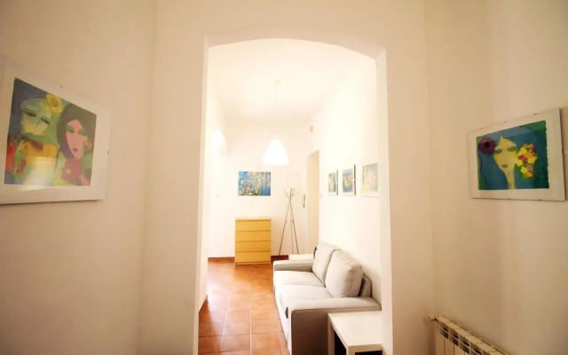Walk to the Colosseum From Your Family Apt