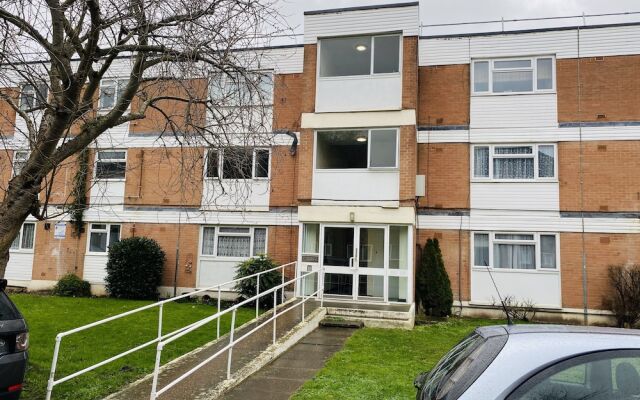 Nice 3-Bed Apartment Close to Heathrow