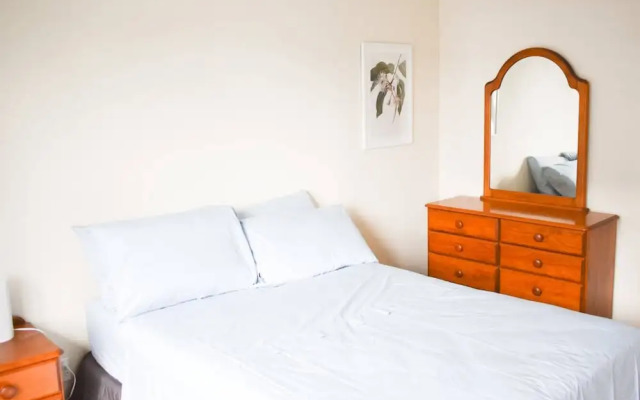 Stunning 2 Bed CBD Apartment 110m2 Two Carparks!