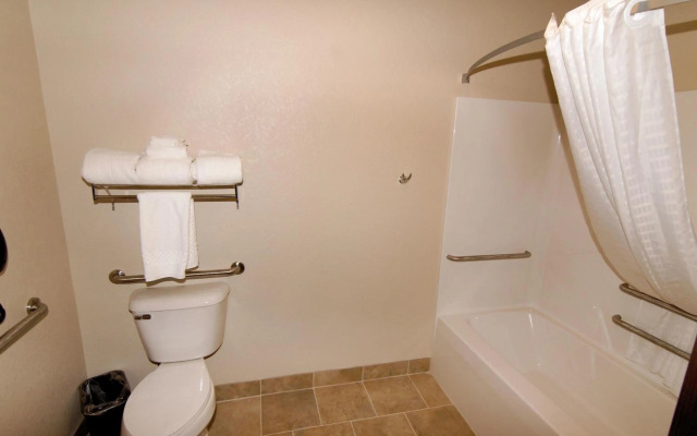 Cobblestone Inn & Suites - Denison - Oak Ridge
