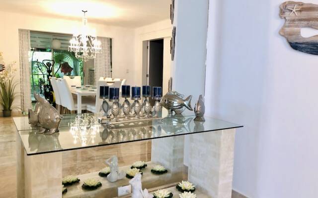 Lovely Luxury Home Near the Beach, 10 ppl