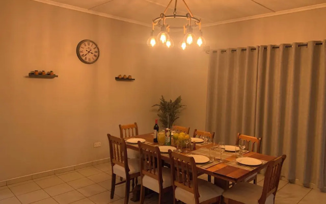 Hungwe House Victoria Falls