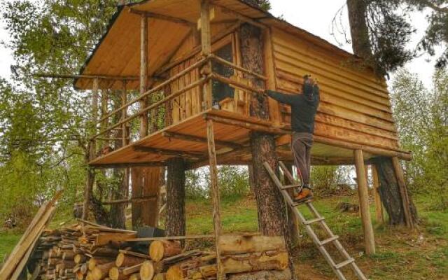 Heshkili huts Svaneti