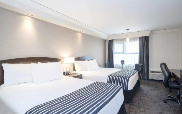 Sandman Signature Toronto Airport Hotel