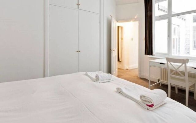 Oxford Circus Luminous Gem, Sleeps 4