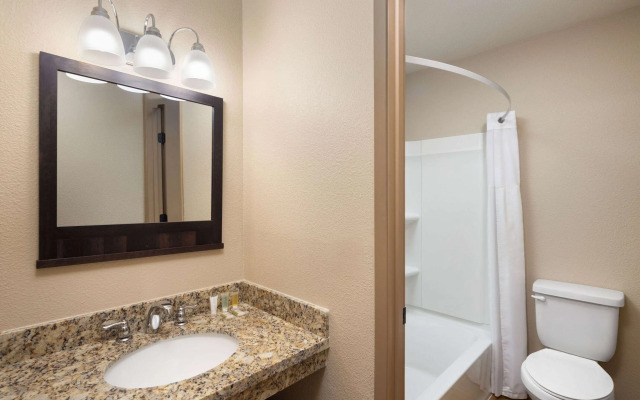 Super 8 by Wyndham Fallon