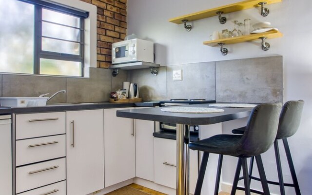 Lush Suburban Paradise - Deluxe Unit