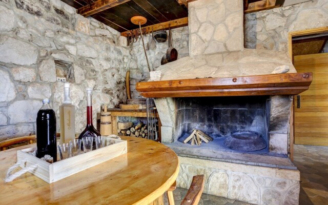 Rustic Stone House Bajeli with Jacuzzi