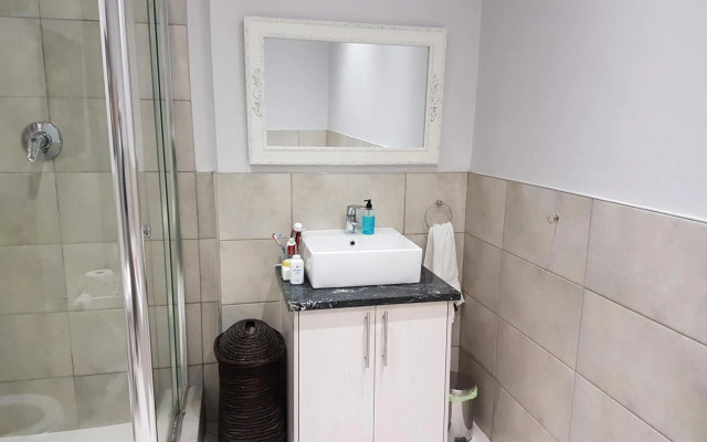 Modern, centrally located Dorp street Apartment