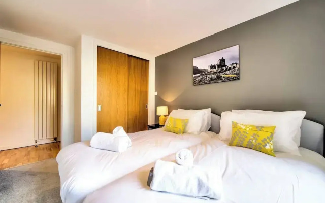 JOIVY New Town 3bed/2bath Apt With Free Parking & Lift!