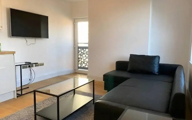 City Centre Duplex Sleeps 4 H1