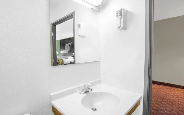 Quality Inn & Suites Howe - Sturgis