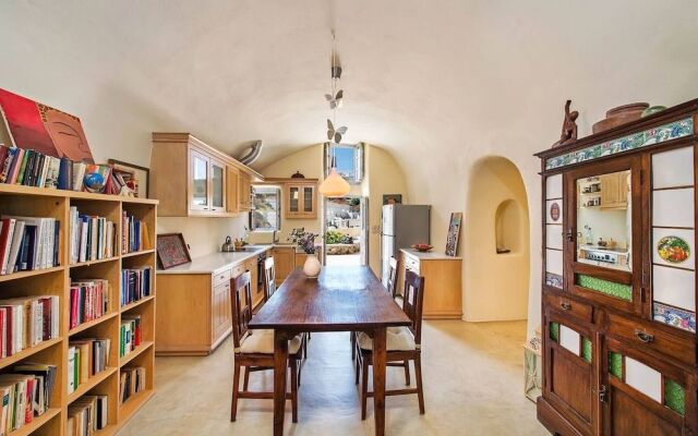 Real Santorini Cave House far From the Crowds