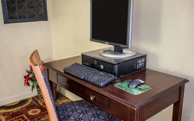 Rodeway Inn & Suites Plymouth Hwy 64