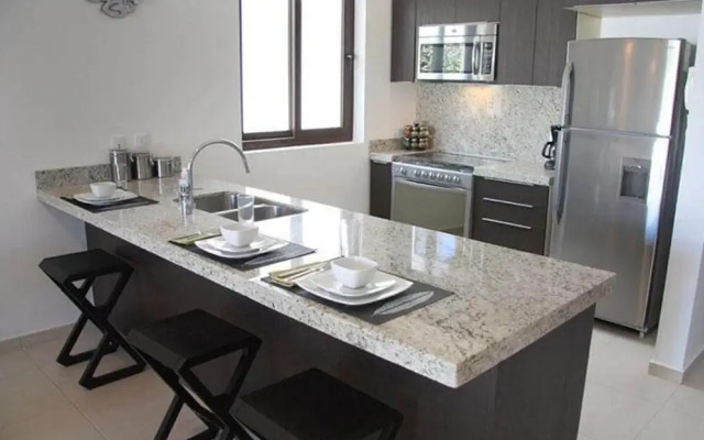 M8 Condo in Tropical Hideaway by Gate48