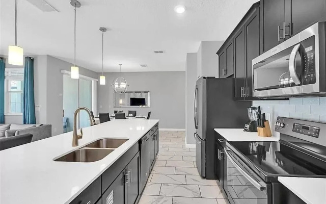 1569 SD - Modern Champions Gate Escape