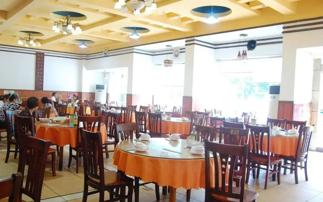 Boutique Holiday Hotel (Beihai Beibuwan Square)