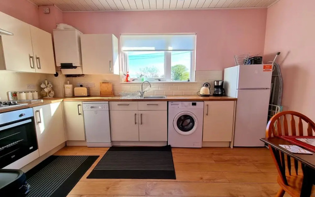 Bright 4 Bed Family Home by the Canal