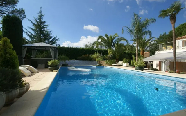 Lavish Villa in Mouans-sartoux With Sauna
