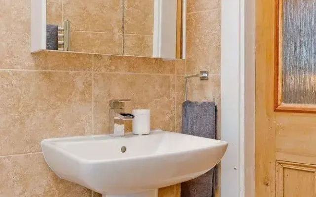 2 Bedroom Penthouse Apartment Sleeps 4