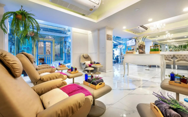 De Lavender Bangkok Hotel