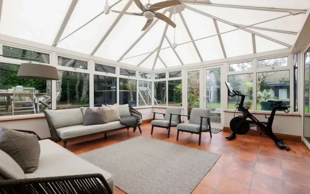 Stylish 4 Bed Home Close to Beach