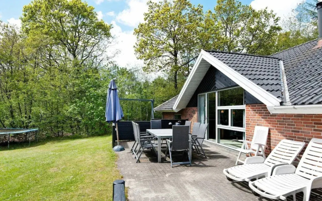 10 Person Holiday Home in Henne