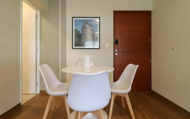 w Glorious 2BR w Perfect Balcony Near Kennedy Park