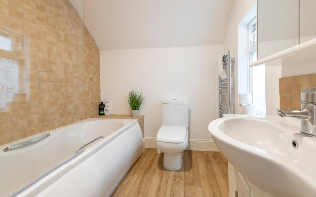 Georgian 3 Bed 3 Bath Central Apartment & Parking