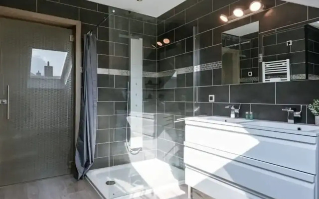 Spacious House With Garden and Parking