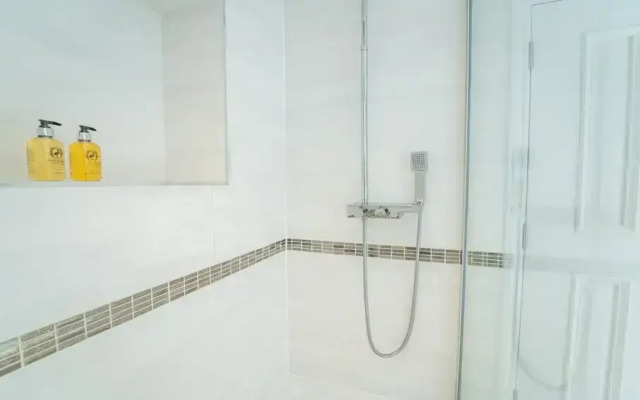 South Quay Apartment - 2 Bedrooms - 2 Bathrooms