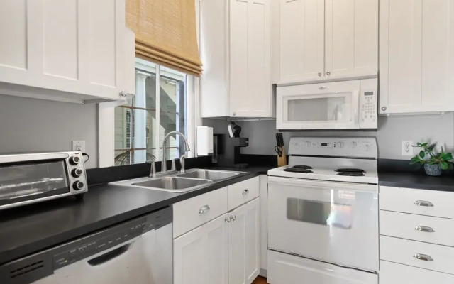 Beautiful Renovated Apartment Near King Street