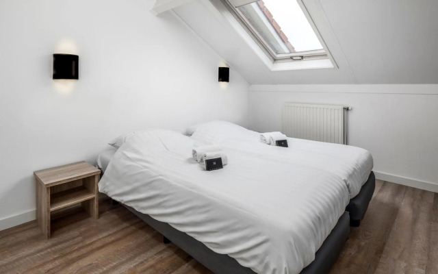 Restyled Bungalow With 2 Bathrooms, Near the Beach