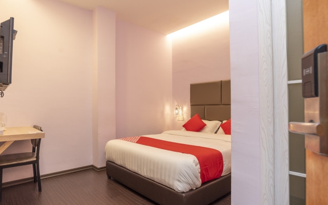 OYO 89423 Zenz Hotel