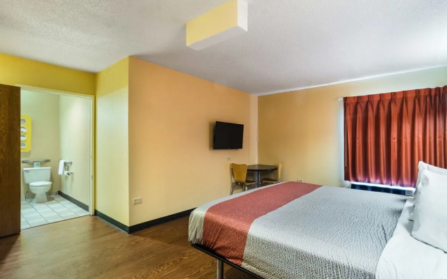 Motel 6 Libertyville, IL