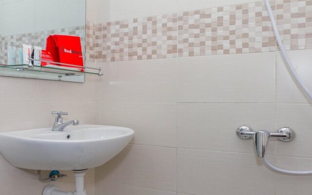 RedDoorz Plus near Rumah Mode 2