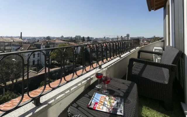 Charming Mezzanine Rooftop View