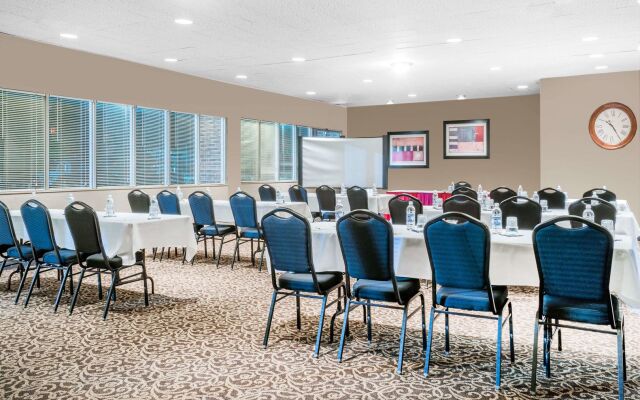 Norwood Inn & Suites La Crosse
