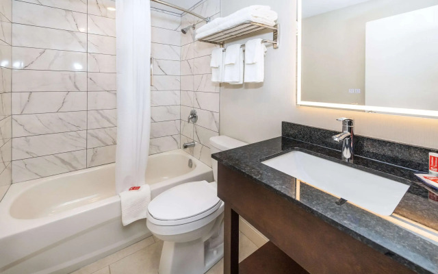 Econo Lodge Inn & Suites