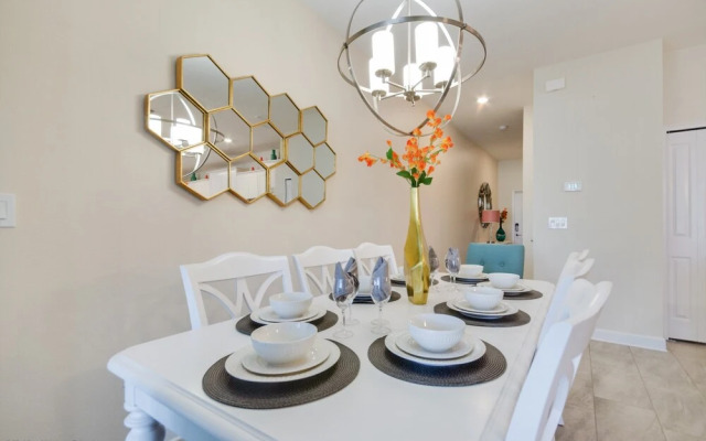 Romeo Circle Villa Storey Lake