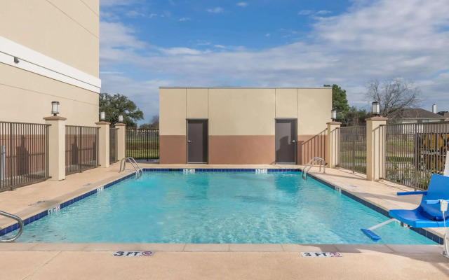 Days Inn & Suites by Wyndham Houston NW Cypress